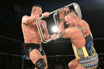 飯野雄貴(右)をイスで殴打する杉浦貴