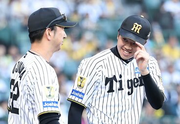 7回無失点の才木を迎える藤川監督