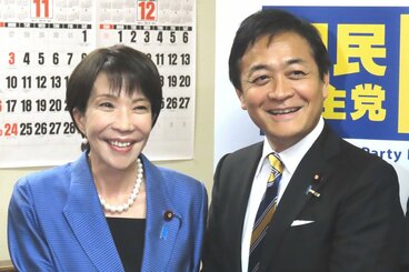 高市早苗首相(左)と国民民主・玉木雄一郎代表