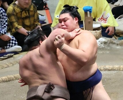 大の里(右)は伯乃富士を下し単独首位をキープ