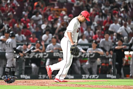 ５回、小浜に２点適時打を許しうなだれる広島・森
