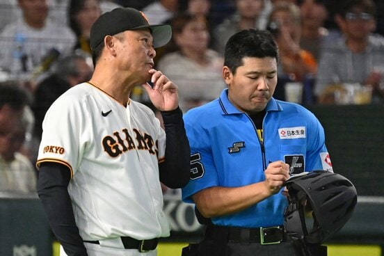 選手の交代を告げる巨人・橋上監督代行（左）