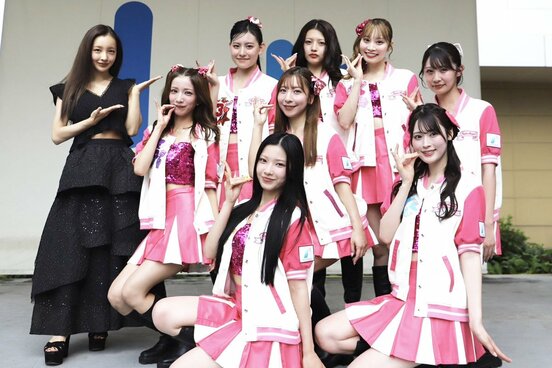 湘南でイベントを行ったRoLuANGELと、駆け付けた板野友美(左)