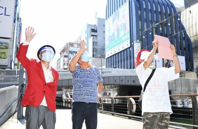  ＵＦＯを呼ぶ武良氏（左端）、キャロ氏（左から二人目）