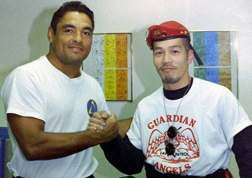  ヒクソン・グレーシーと握手する若き日の寿行氏（右）