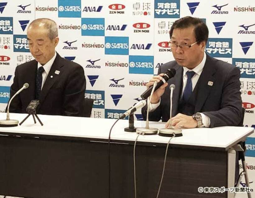 世界選手権団体戦の日本代表を発表する宮崎強化本部長（右）。左は星野一朗専務理事