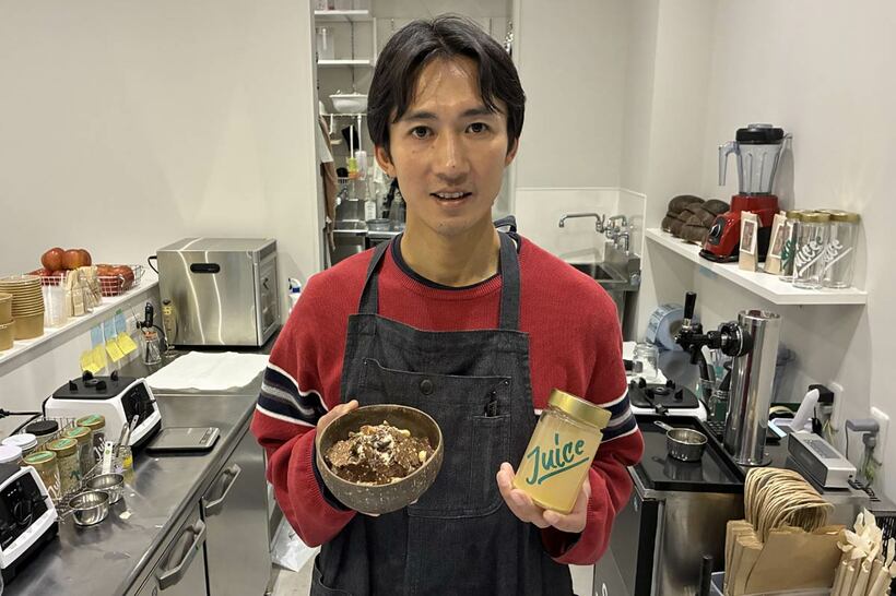 人気のコールドプレスジュース「イエロー」（左手）とアーモンドカカオボウルを紹介する田邉店長