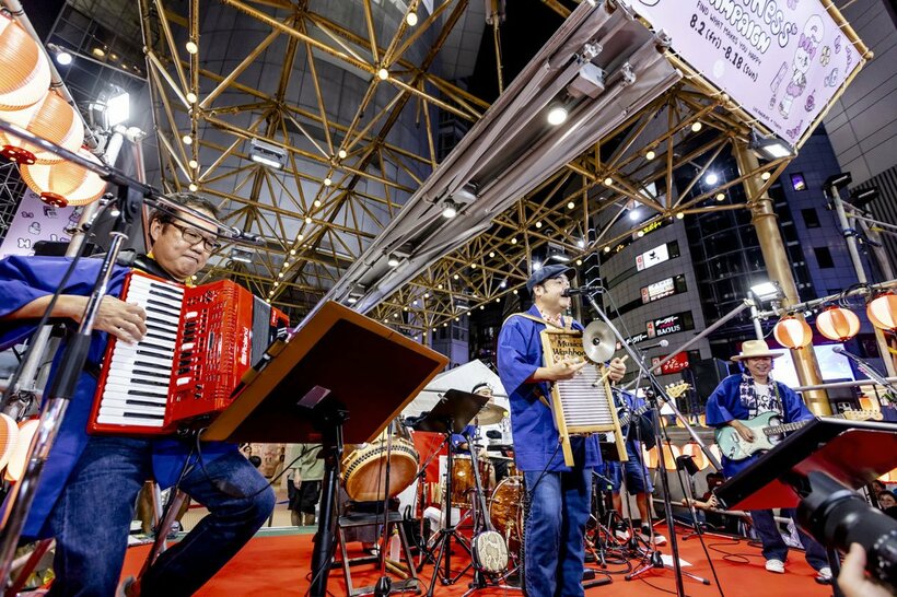 新曲を披露するＢＥＧＩＮの（左から）上地等、比嘉栄昇、島袋優