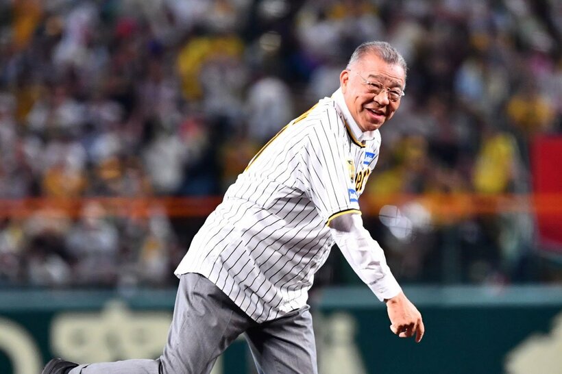 始球式を行った掛布氏