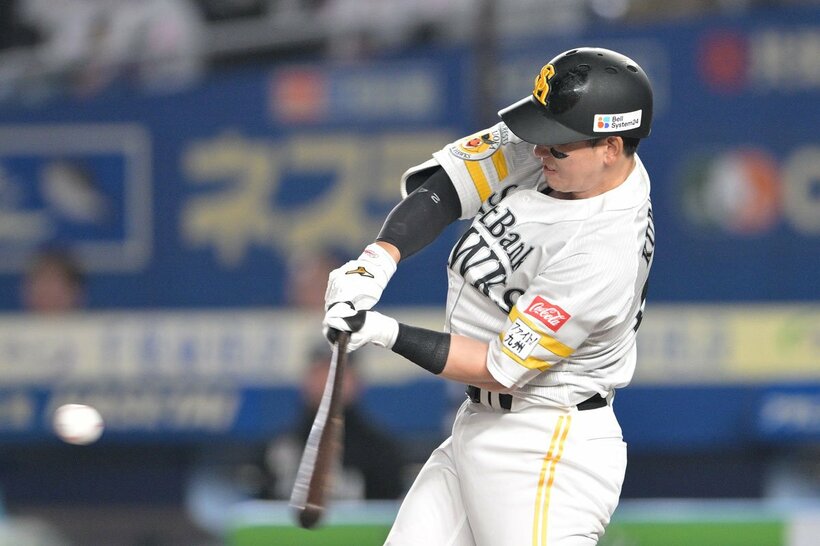 ７回、先制２号２ランを放ったソフトバンク・栗原陵矢