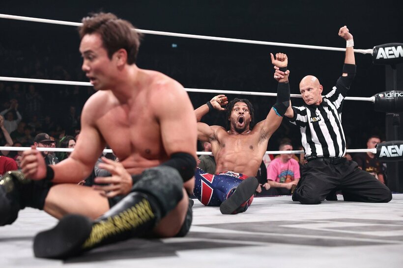 ケビン・ナイト（奥）にまさかの３カウントを許し、オカダ・カズチカはぼうぜん©All Elite Wrestling