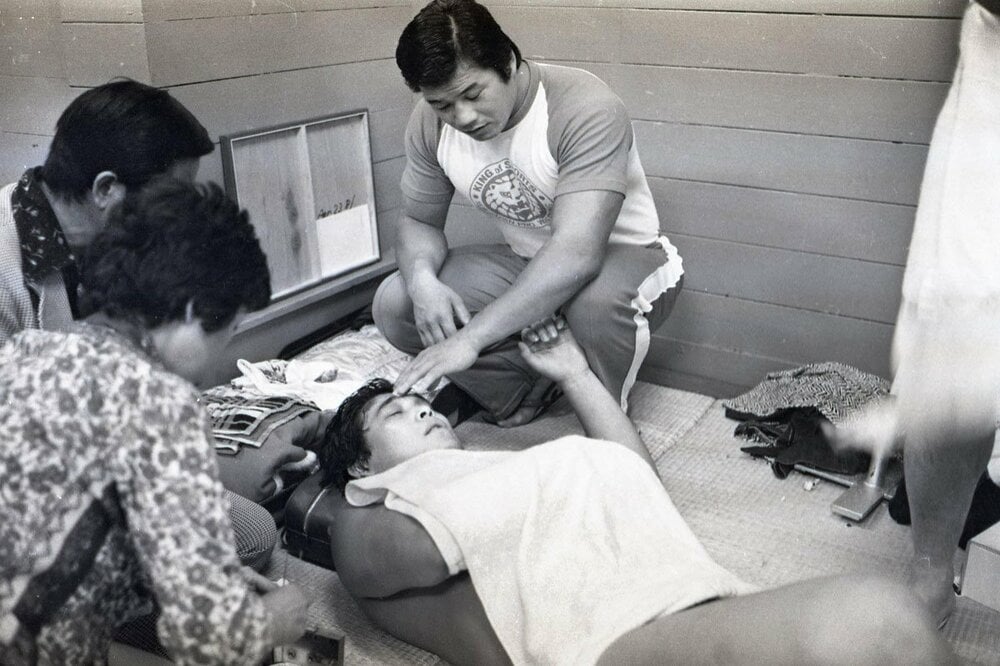 控室で治療を受ける谷津嘉章。奥は藤波辰爾（1981年）