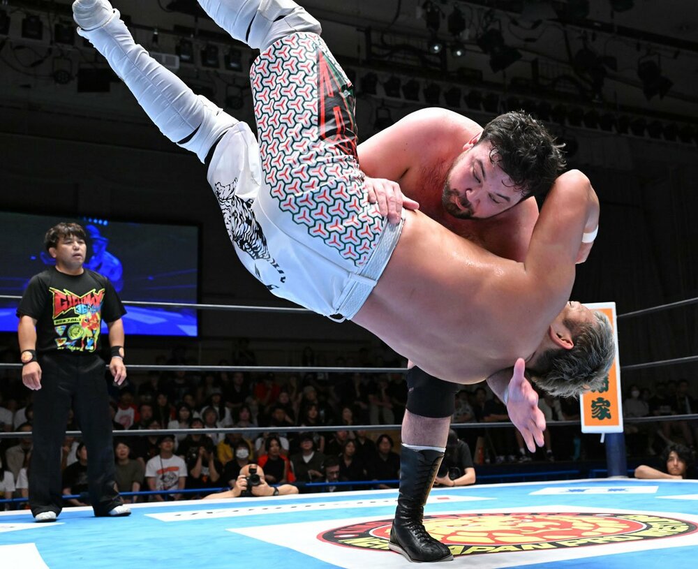 YOSHI-HASHI(手前)を攻めるウルフアロン