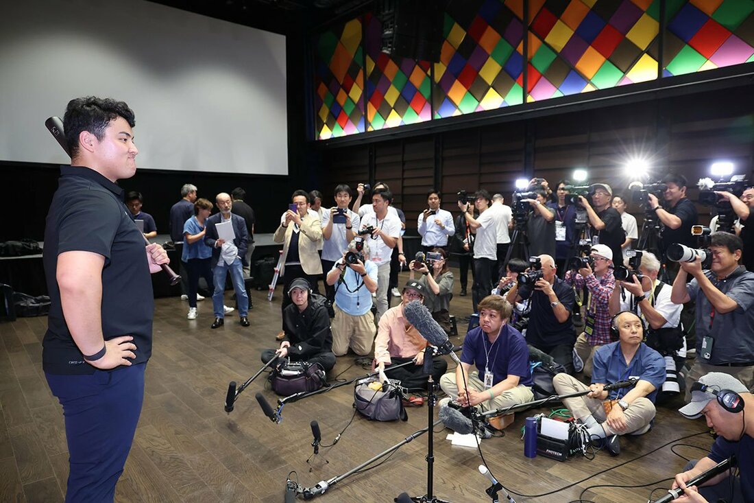 帰国会見には多くの報道陣が集まった