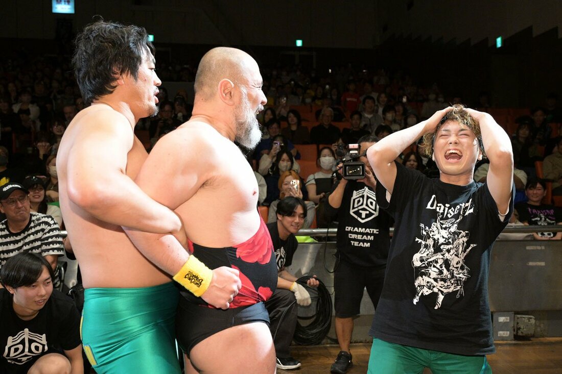 アントーニオ本多(中)を羽交い絞めし、自身の愛息(右)にチョップを促す田口隆祐