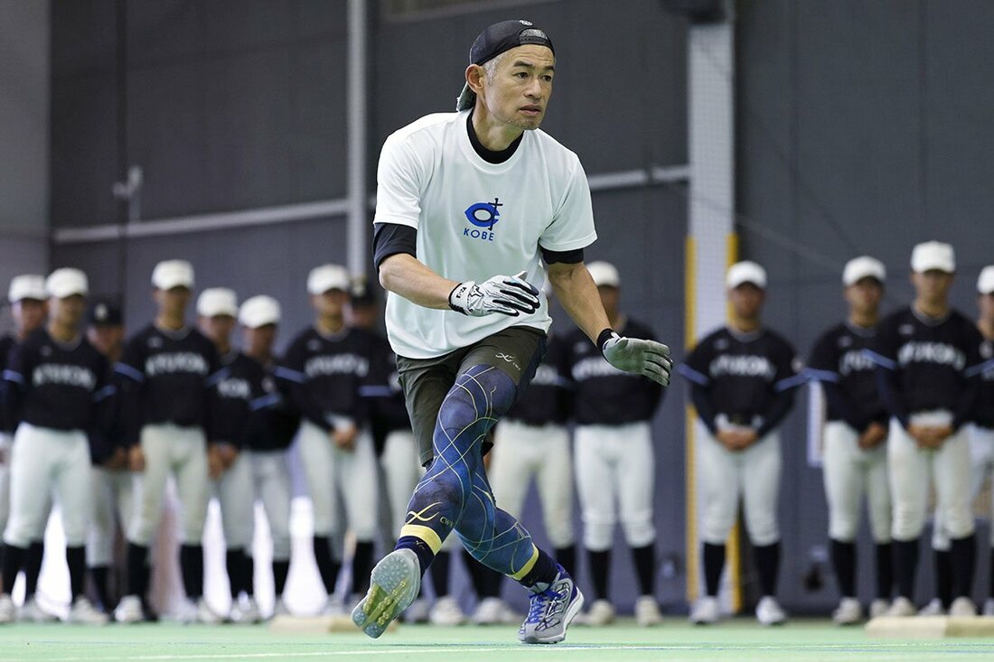昨秋、九州国際大付の部員に盗塁の指導をするイチロー氏（代表撮影）