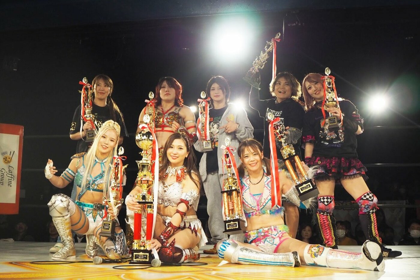 前列左からビクトリア弓月、青野未来、岩谷麻優。後列左から桜井麻衣、林下詩美、山岡聖怜、CHIAKI、松井珠紗
