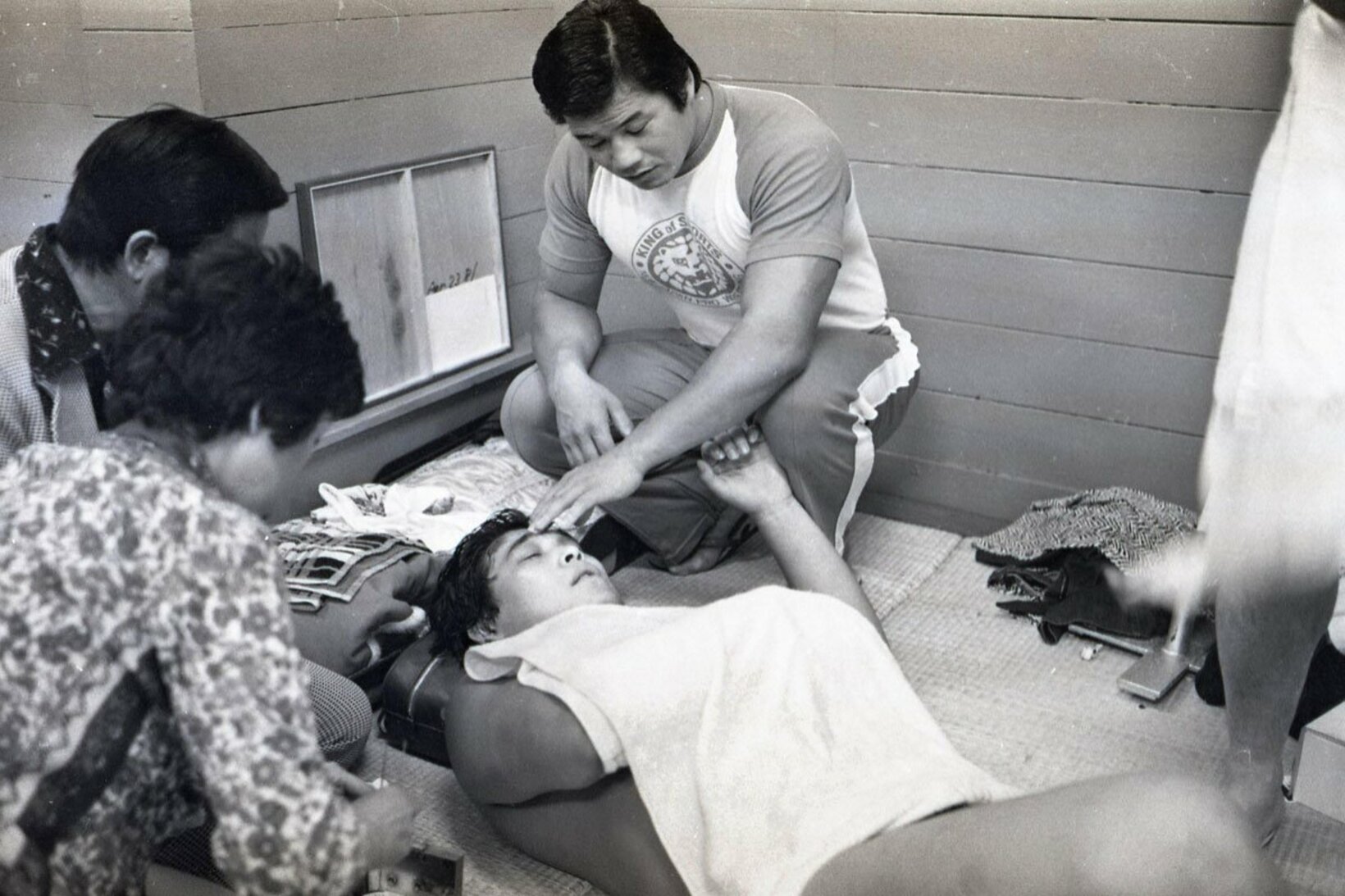 控室で治療を受ける谷津嘉章。奥は藤波辰爾（1981年）