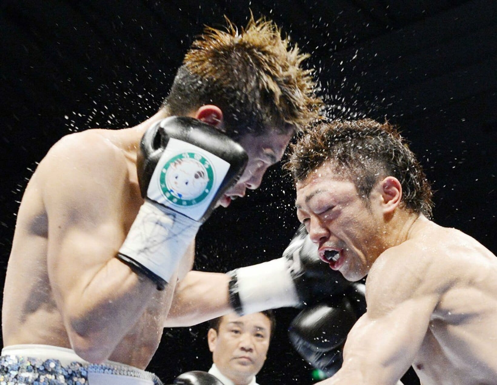 井岡一翔(左)との激戦で顔がはれ上がった八重樫東氏（2012年）