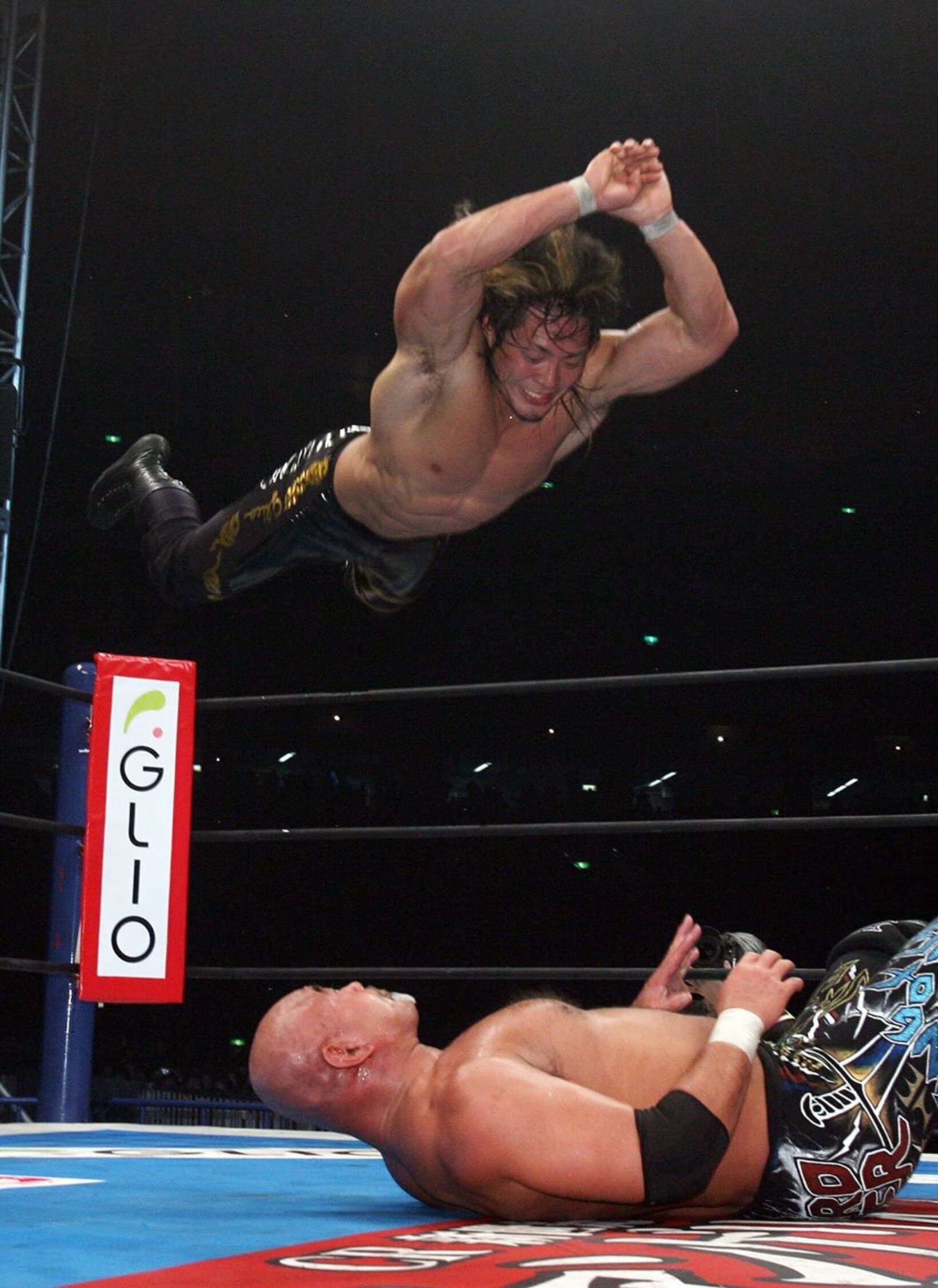 武藤敬司にハイフライフローを決める棚橋弘至（２００９年）