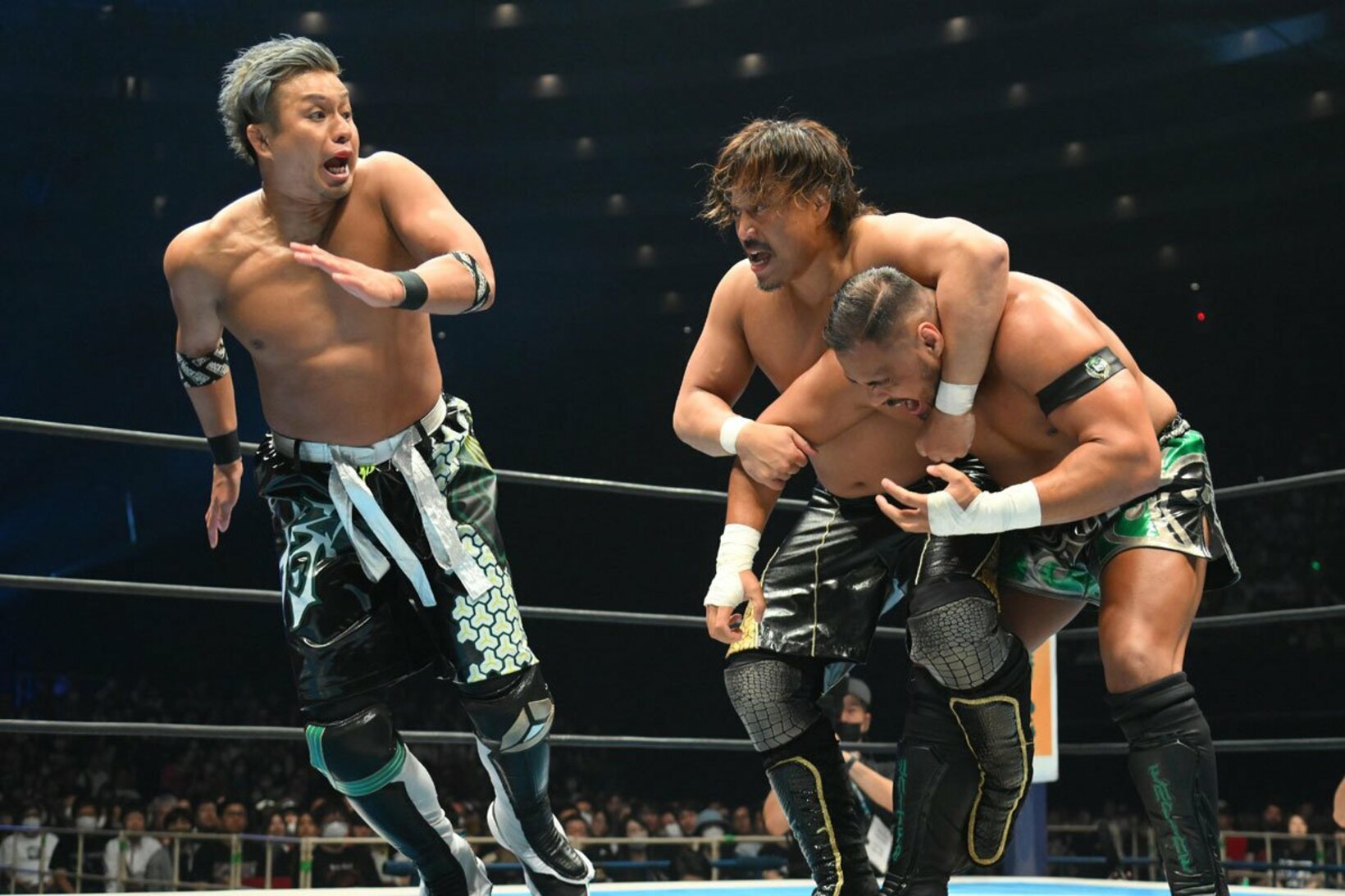 アーロン・ヘナーレを攻める後藤洋央紀とYOSHI－HASHI