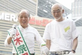 参院選に自民党から立候補した鈴木宗男氏(左)の応援に駆け付けた松山千春