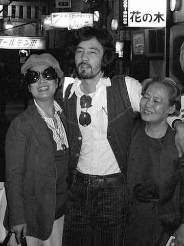  ゴールデン街の路上でご機嫌な（左から）美空ひばりさん、岡林信康、ひばりの母・喜美枝さん