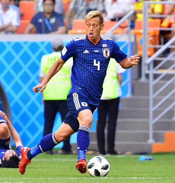  青のユニホームを着た本田圭佑はＷ杯３大会連続ゴールをマーク（東スポWeb）