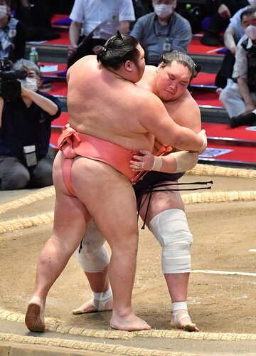  冷静に千代大龍(左)を下した照ノ富士