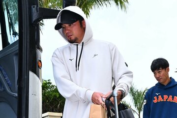 空港へ向かうバスに乗り込む伊藤大海