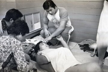 控室で治療を受ける谷津嘉章。奥は藤波辰爾（1981年）