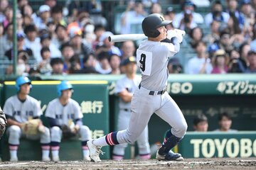 ６回に逆転の適時二塁打を放った慶応・加藤