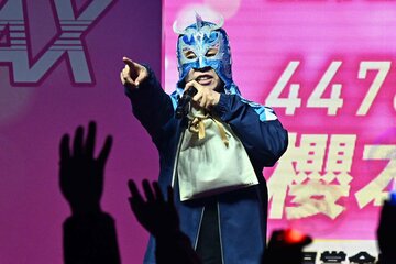 覆面姿でセレモニーを盛り上げた桜本あゆみ