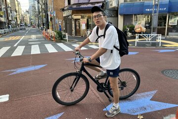 自転車に乗って去る青木真也