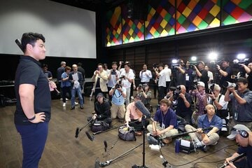 帰国会見には多くの報道陣が集まった