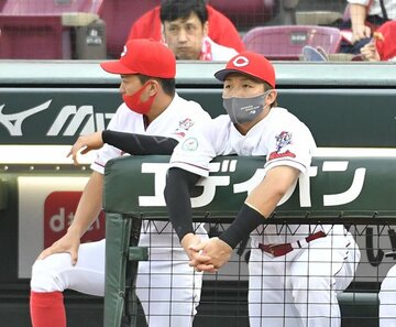  スタメンを外れベンチから戦況を見つめる鈴木(左は野間)
