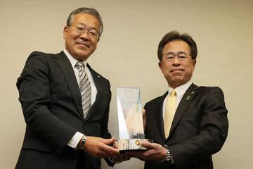 レプリカトロフィーを受け取る粟井一夫球団社長（右）