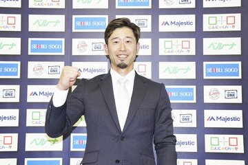 ４年契約で生涯西武を宣言した外崎（球団提供）