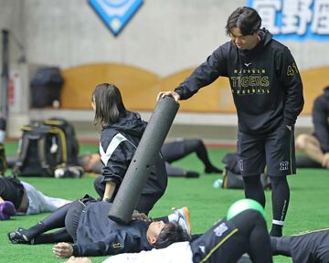 森下翔太（下）をいじる村上頌樹