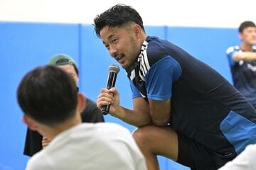子どもたちの質問に答える菅原由勢