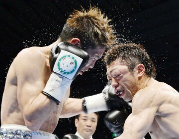 井岡一翔(左)との激戦で顔がはれ上がった八重樫東氏（2012年）