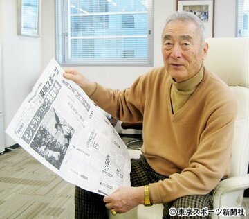  本紙創刊号の１面コピーを手にした金田氏（２０１１年１月）