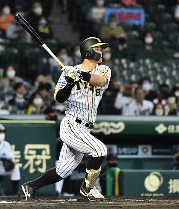  ６回、二塁打を放った佐藤輝