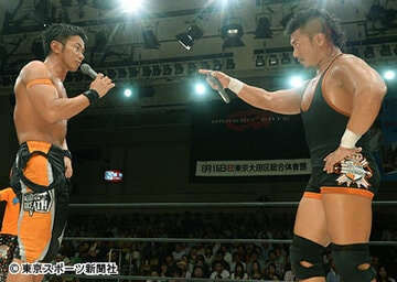 オープン・ザ・ドリームゲート王者の吉野正人（左）に挑戦する鷹木