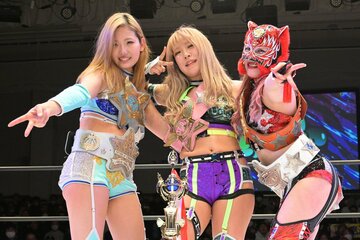 勝利しギャルピースを決める（左から）天咲光由、AZM、スターライト・キッド