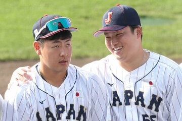 侍ジャパンでもともに活躍したヤクルト・村上宗隆(右)と巨人・岡本和真