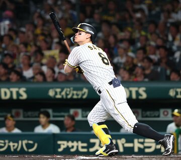 ６回、ひと振りで甲子園に熱狂の渦を呼んだ阪神・佐藤輝明