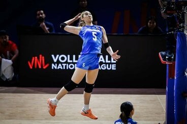 ドミニカ共和国戦でサーブを放つ佐藤淑乃(Volleyball World提供)