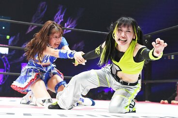挑戦者・鈴芽(右)に鬼気迫る表情でラッシュをかける王者・荒井優希