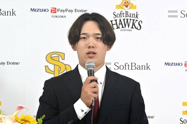 入団会見を行う小林樹斗